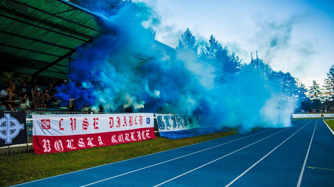 biało-niebieski dym z trybun stadionu glinika gorlice