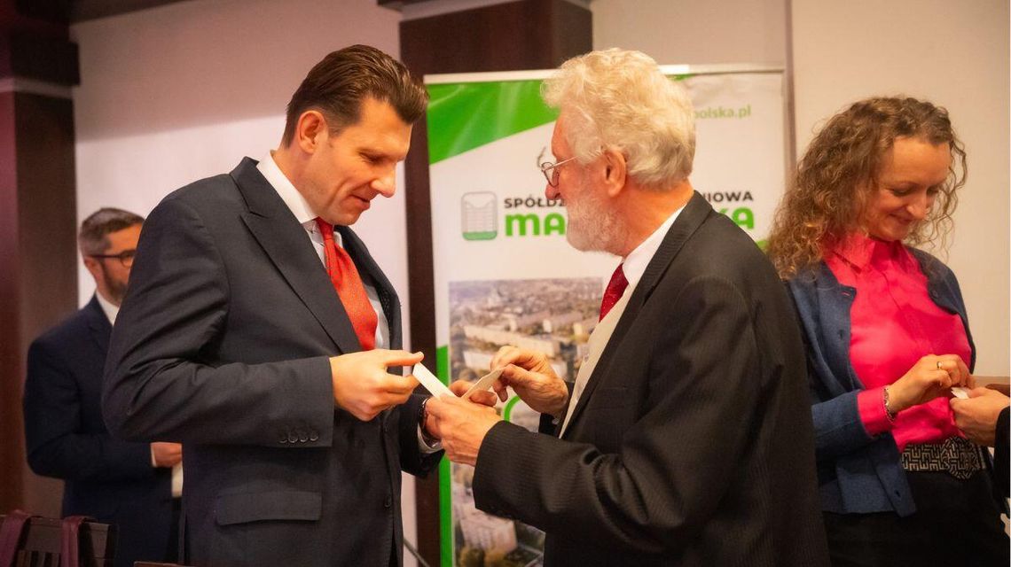 Zdjęcie przedstawia Burmistrza Rafała Kukle i Dziekana Romana Dziubinę