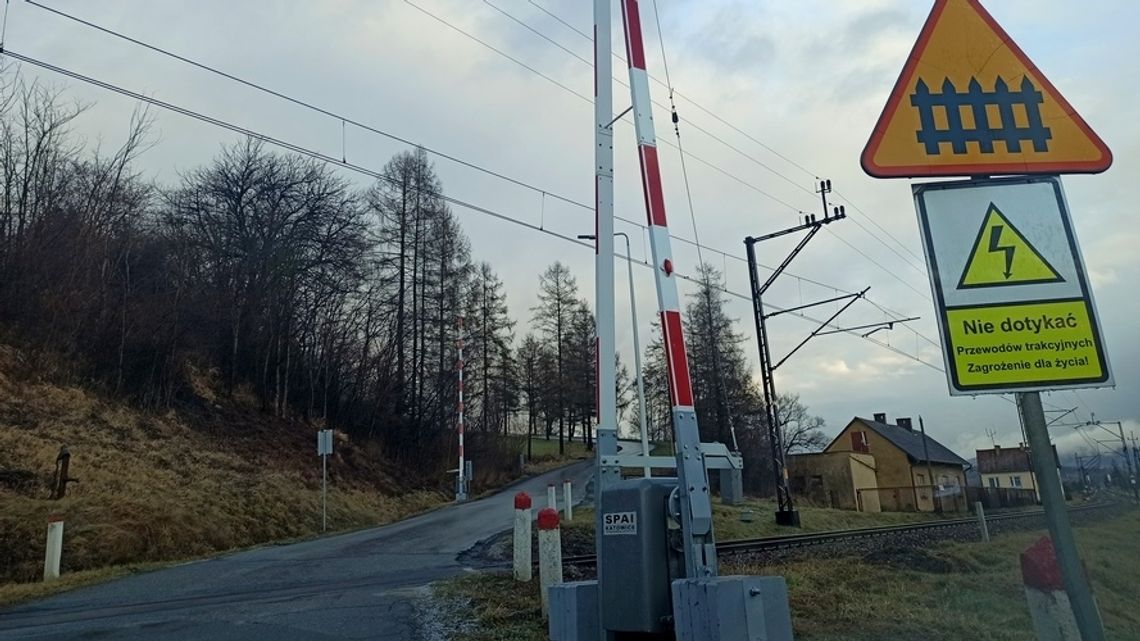 Wilczyska. Rogatki zaczęły opadać przed zbliżającym się pociągiem. Pod nimi znajdował się pojazd