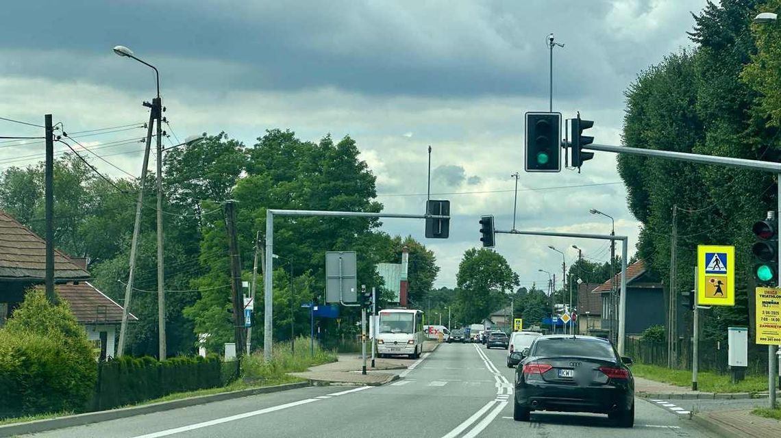 zdjęcie przedstawia samochody na jezdni