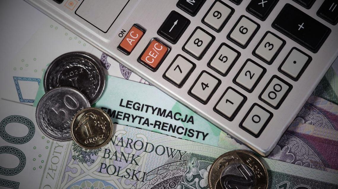 Wkrótce na kontach znajdzie się 14. emerytura. W którym miesiącu? monety, banknoty i legitymacja rencisty, na pierwszym planie kalkulator