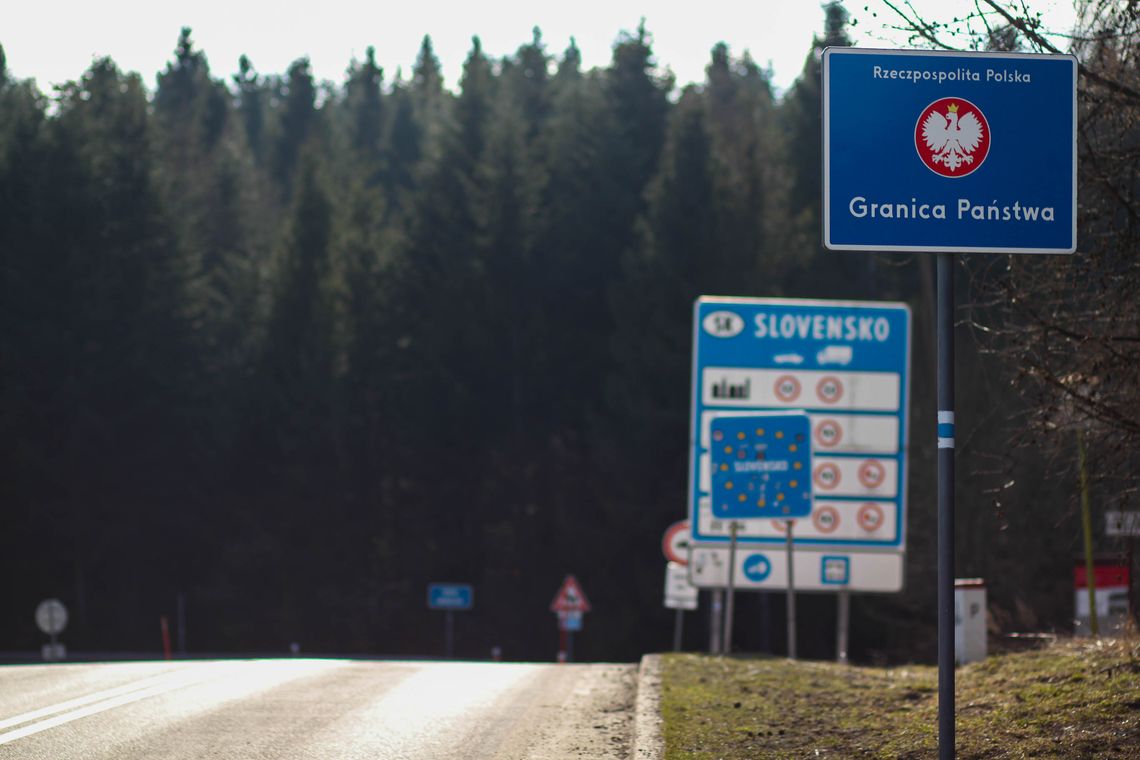 zdjęcie przedstawia tablice na przejściu granicznym w miejscowości Konieczna