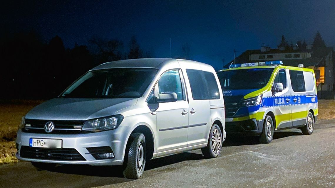 zdjęcie przedstawia policyjny radiowóz