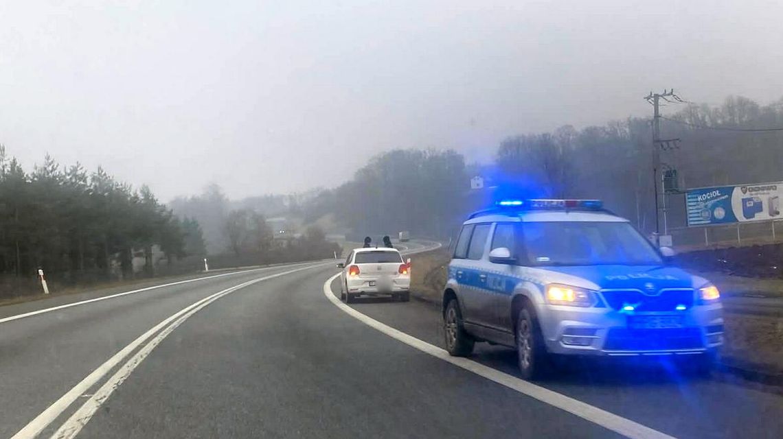 zdjęcie przedstawia policyjny radiowóz na poboczu