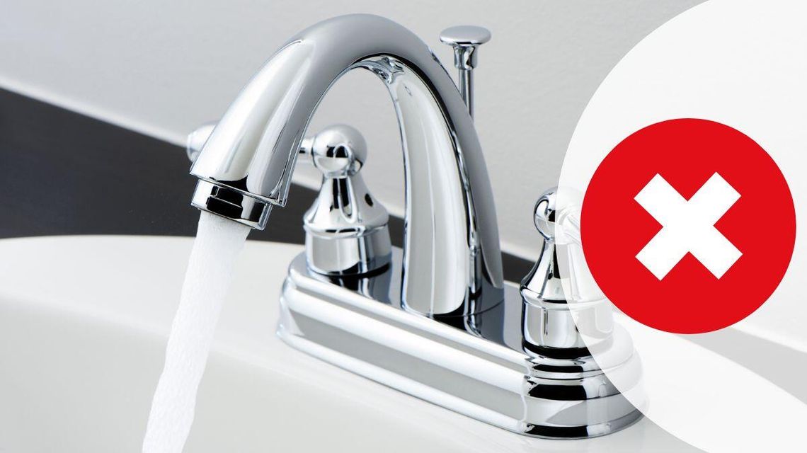 zdjęcie przedstawia grafike ostrzegawczą o skażonej wodzie w kranie