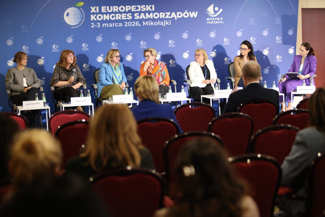 zdjęcie przedstawia sale wypełnioną kobietami