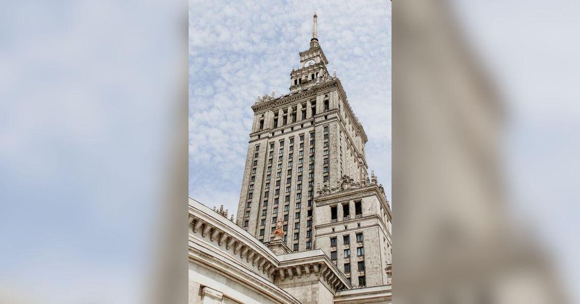 zdjęcie przedstawia wysoki budynek, Pałac Kultury i Nauki w Warszawie