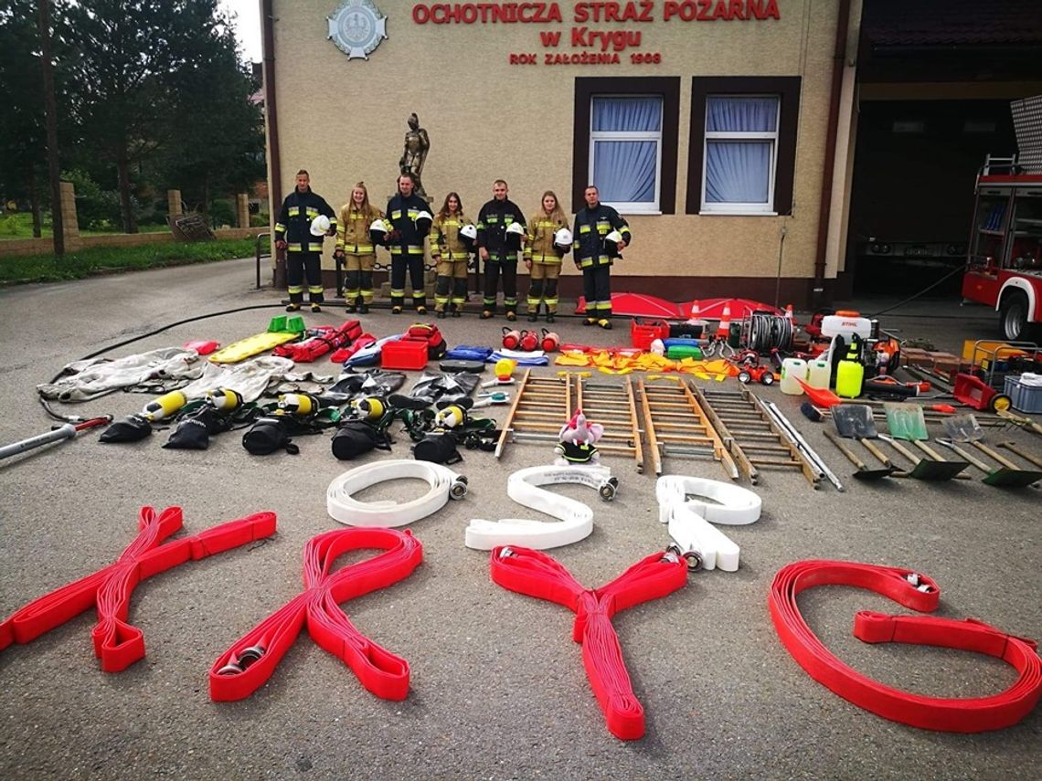 zdjęcie przedstawia strażaków przed remizą