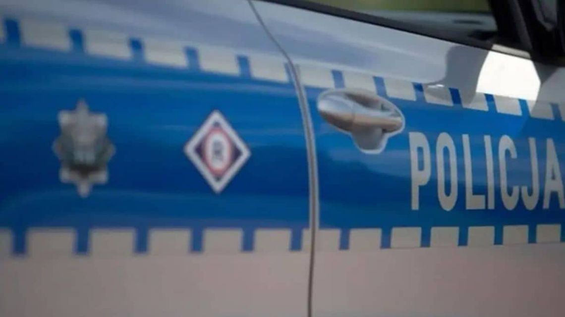 Policyjny radiowóz i jego drzwi z napisem policja