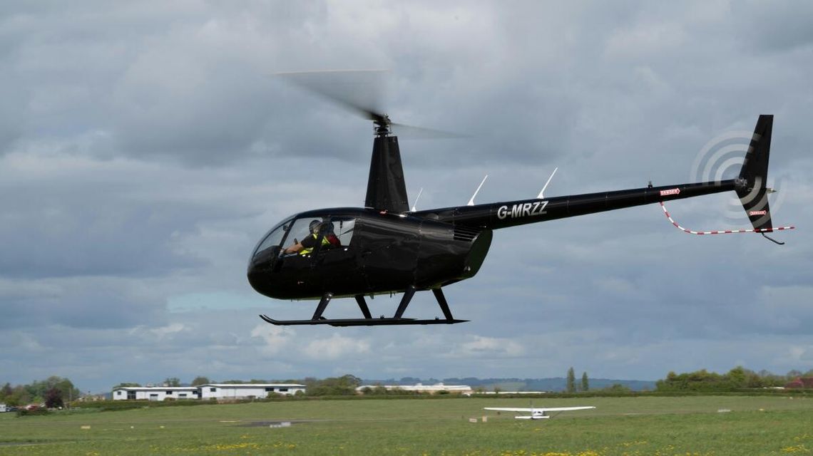 zdjęcie przedstawia helikopter lecący w powietrzu