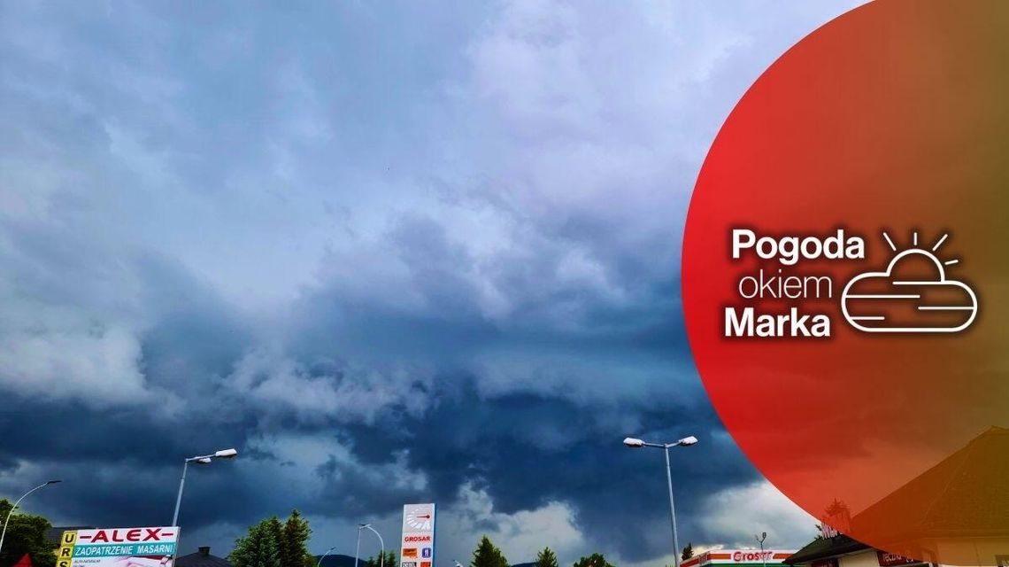 zdjęcie przedstawia ciemne chmury nad miastem