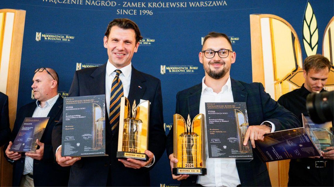 Zdjęcie przedstawia wręczenie nagrody