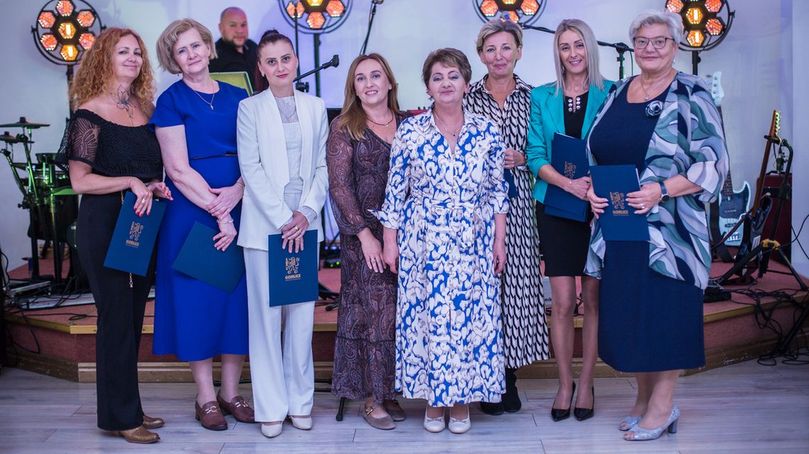 grupa kobiet przed sceną