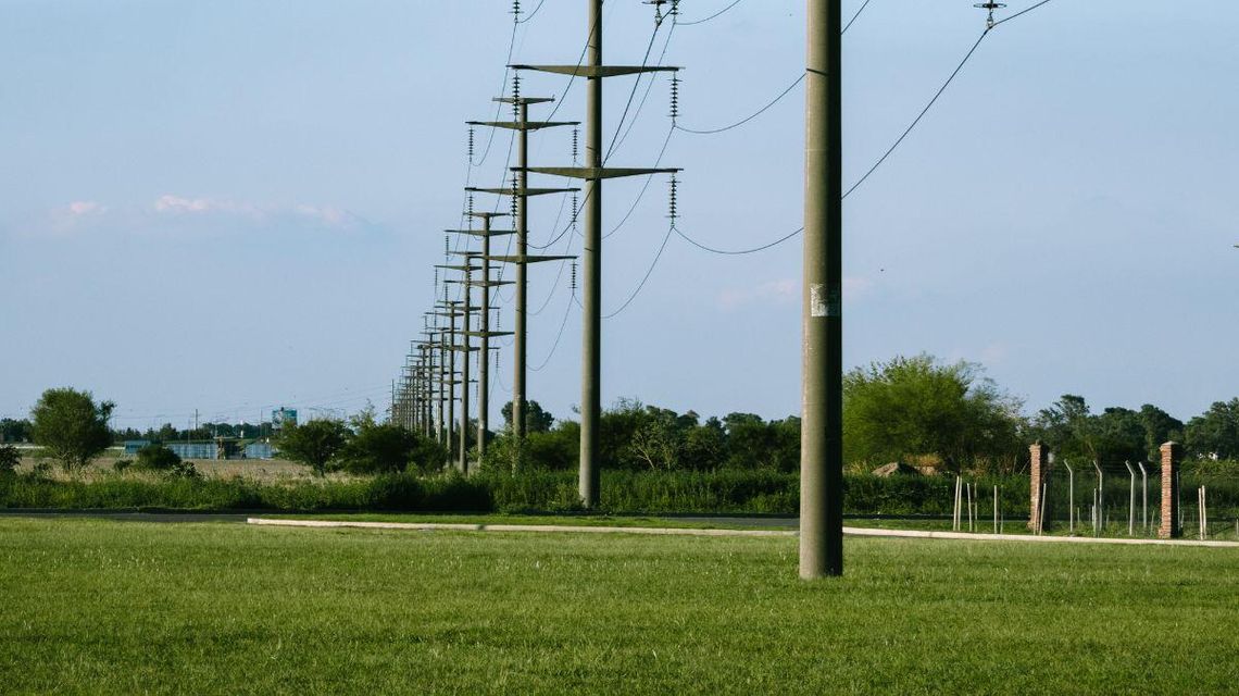 Wyłączą prąd na kilka godzin. Duża miejscowość powiatu bez energii elektrycznej zdjęcie przedstawia słupy energetyczne