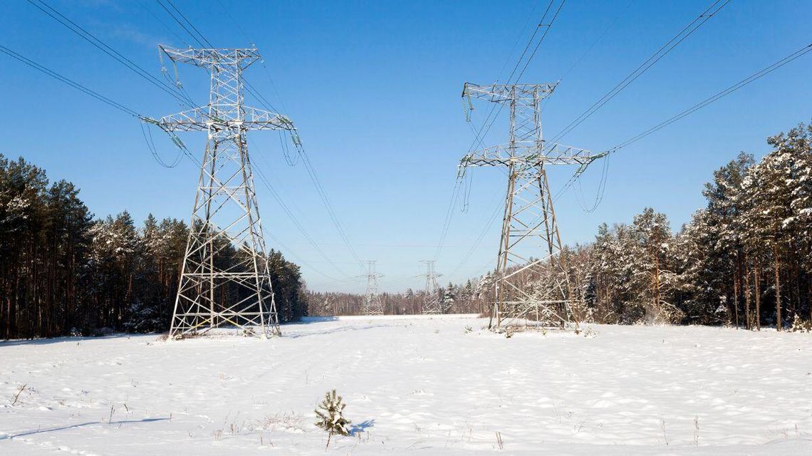 Wyłączenia prądu w powiecie gorlickim w kolejnym tygodniu 2026 roku zdjęcie przedstawia słupy energetyczne z rozpiętymi między nimi liniami
