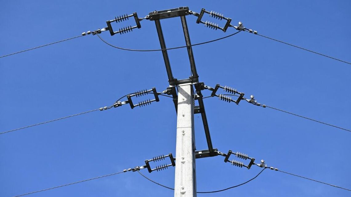 Wyłączenia prądu w powiecie gorlickim w tym tygodniu Zdjęcie przedstawia słup energetyczny