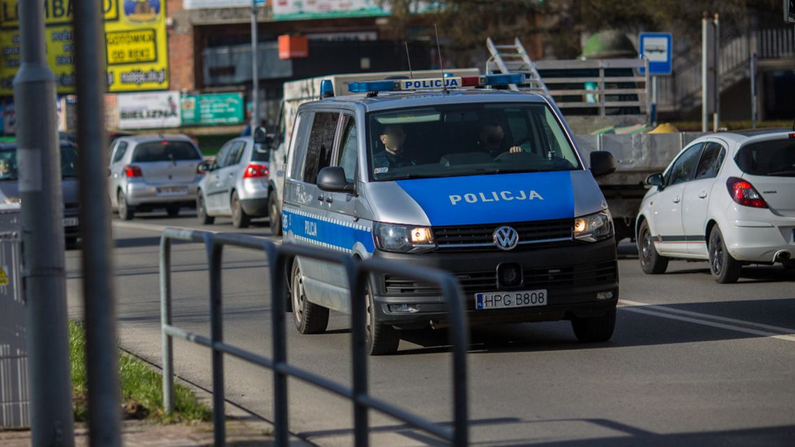 policyjny radiowóz jadący ul. legionów w gorlicach