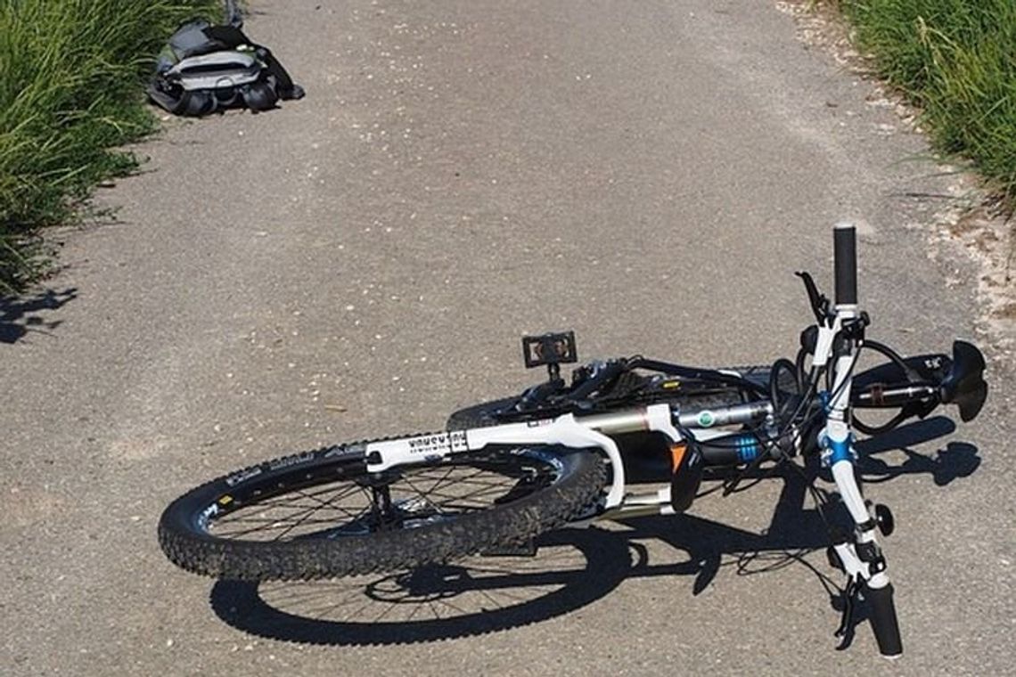 Wypadek drogowy bez udziału pojazdów mechanicznych. Zderzyło się trzech rowerzystów.