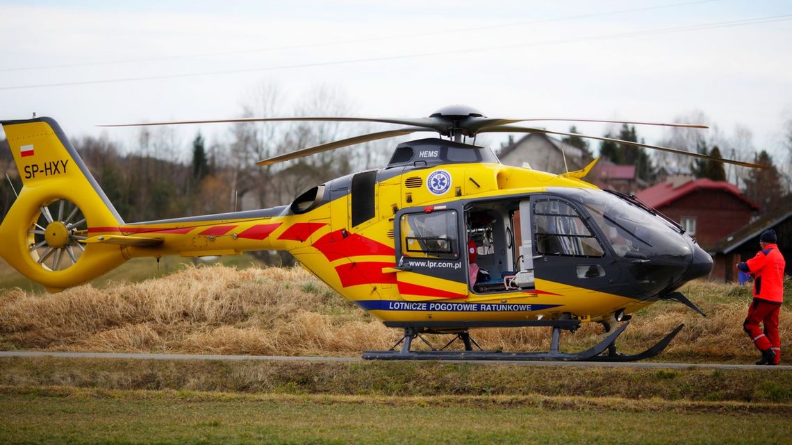 helikopter lpr stojący na drodze przy nim pilot