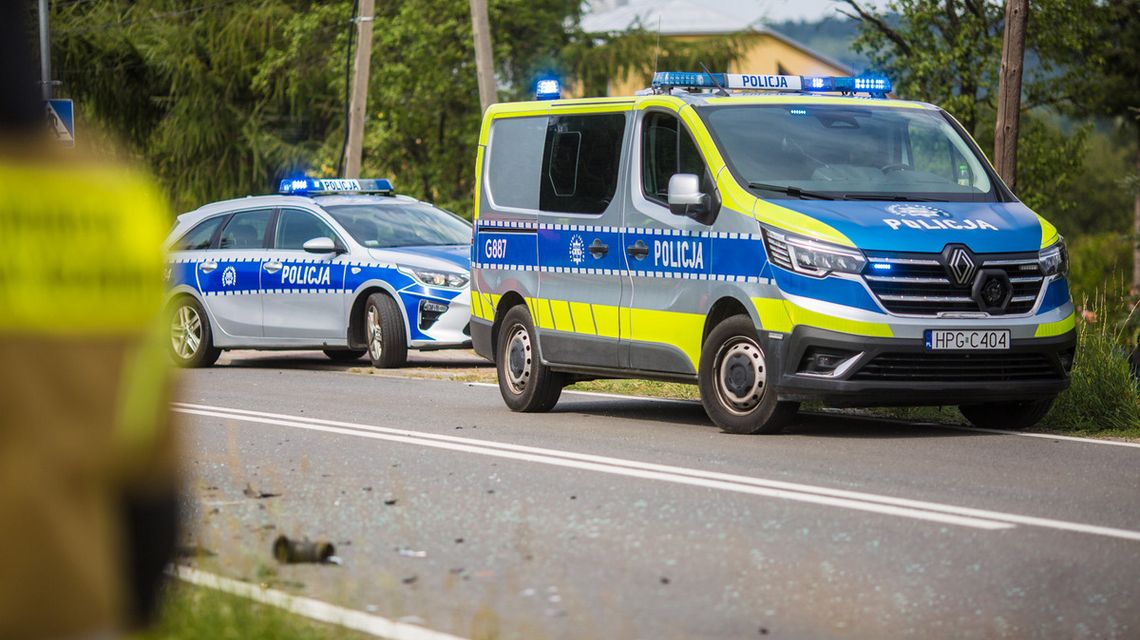 radiowozy policji na jezdni w powiecie gorlickim