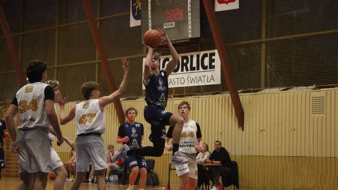 zdjęcie przedstawia koszykarzy podczas meczu