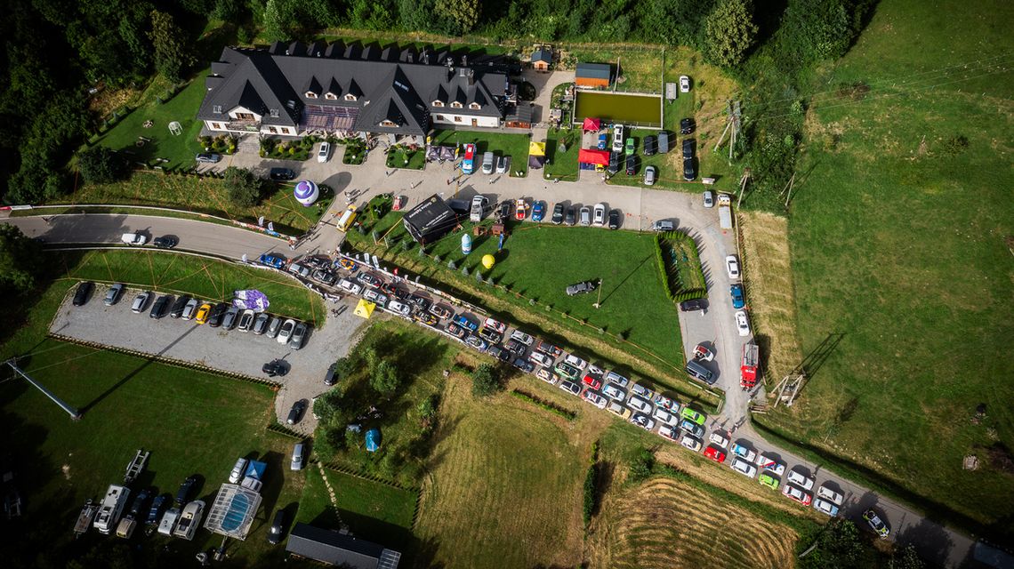 zdjęcie przedstawia widok samochodów na drodze z góry
