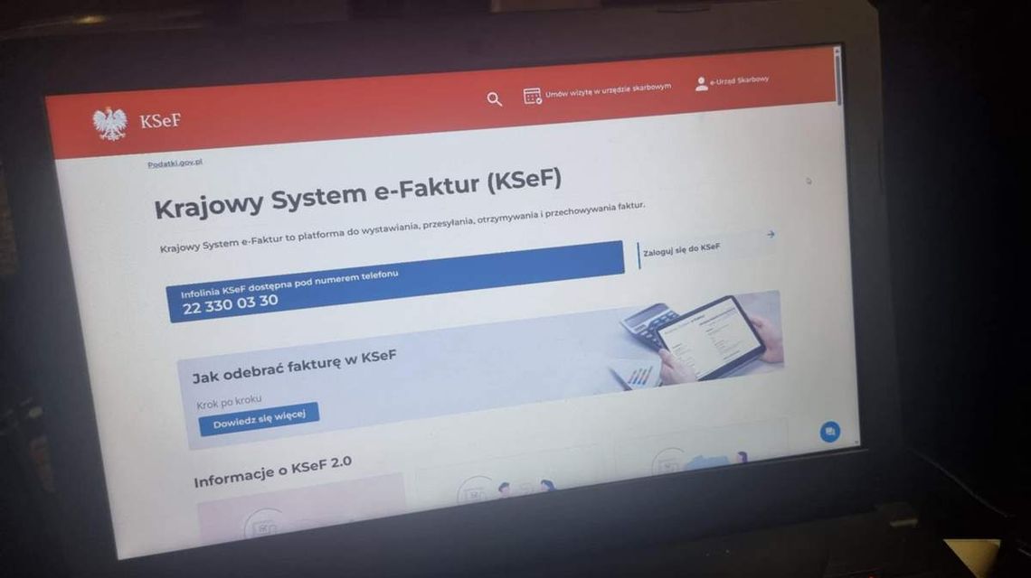 Wystartoawł KSeF. Jakie pierwsze wrażenia? zdjęcie przedstawia ekran laptopa na którym widać napis ksef