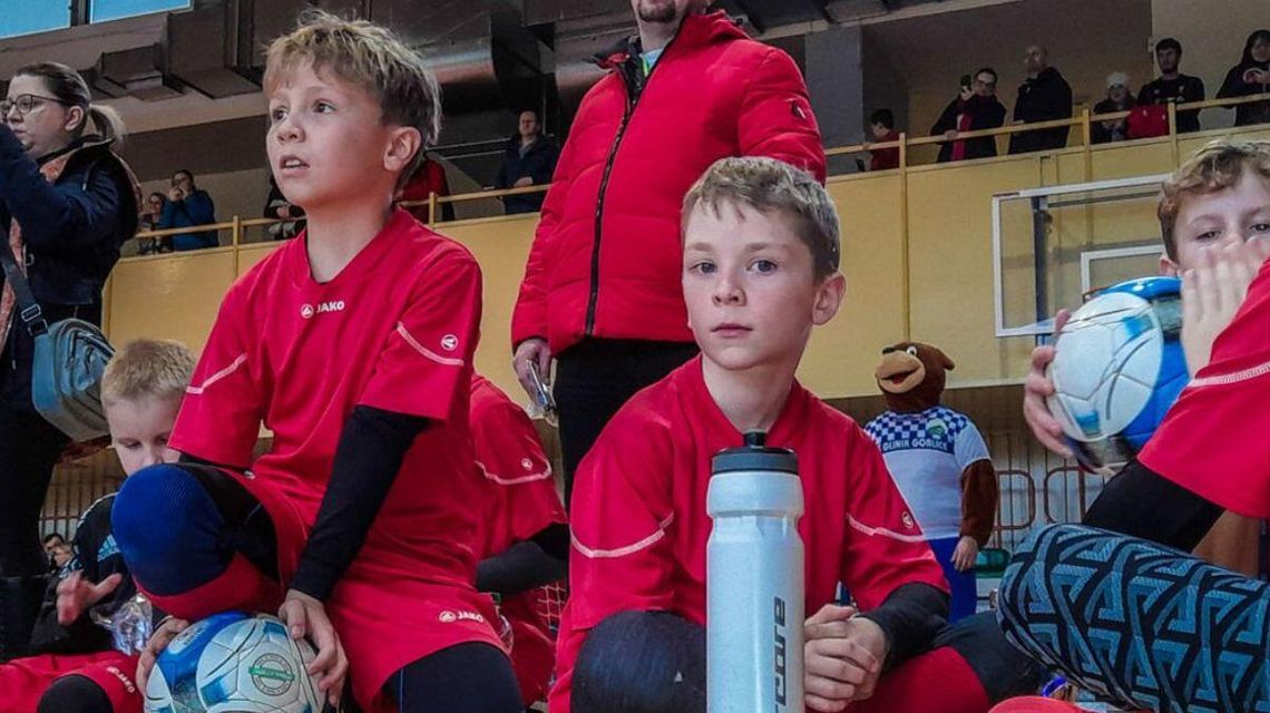 Wystartowały zapisy do Pucharu Tymbarku. Każde dziecko ma szansę zabłysnąć Zdjęcie przedstawia dzieci podczas turnieju w hali sportowej