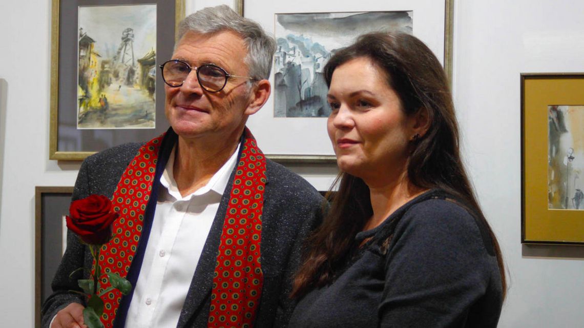 zdjęcie przedstawia kobietę i mężczyznę z różą