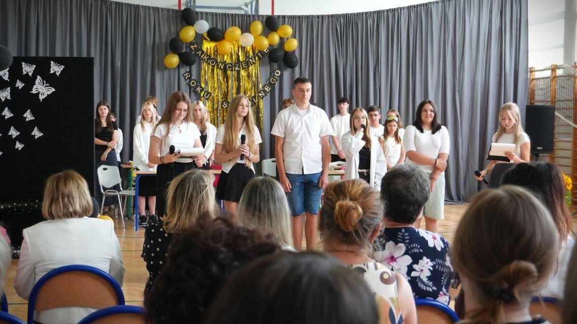 Zdjęcie przedstawiające uczniów z Sękowej na zakończeniu roku ósmoklasistów