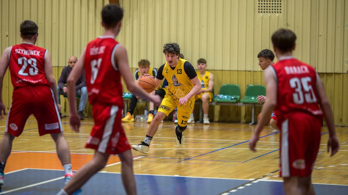 zdjęcie przedstawia koszykarzy na boisku