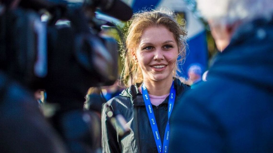 zdjęcie przedstawia dziewczynę z medalem na szyi