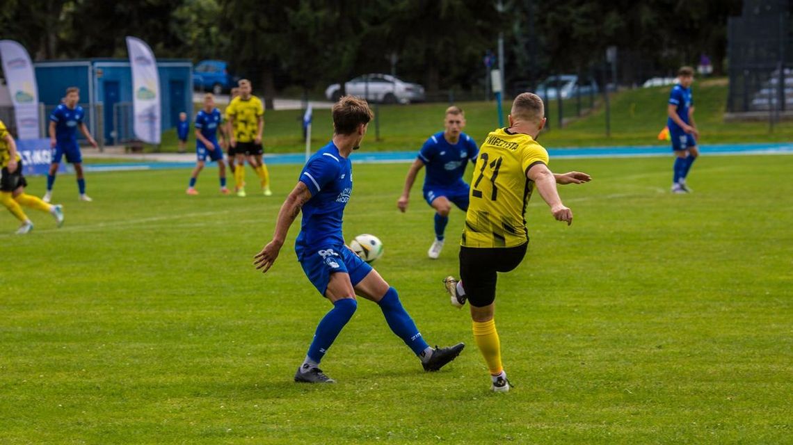 zdjęcie przedstawia piłkarzy na boisku