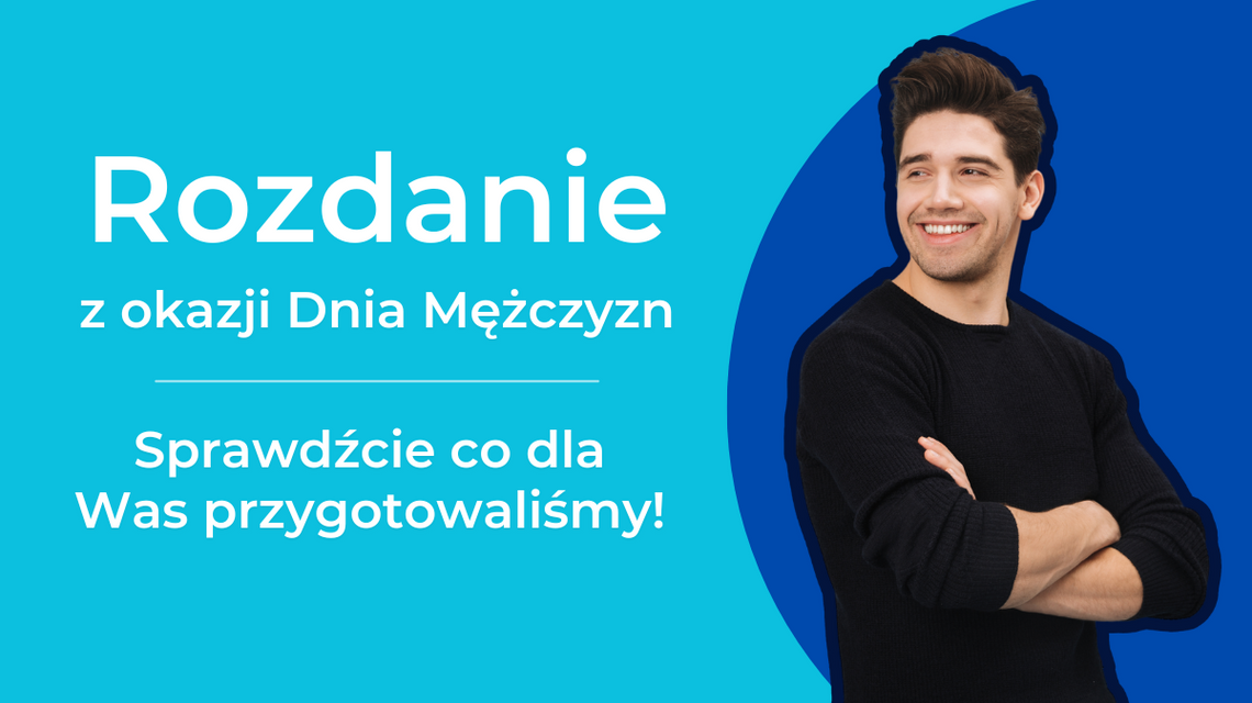 Mężczyzna uśmiechający się na niebieskim tle