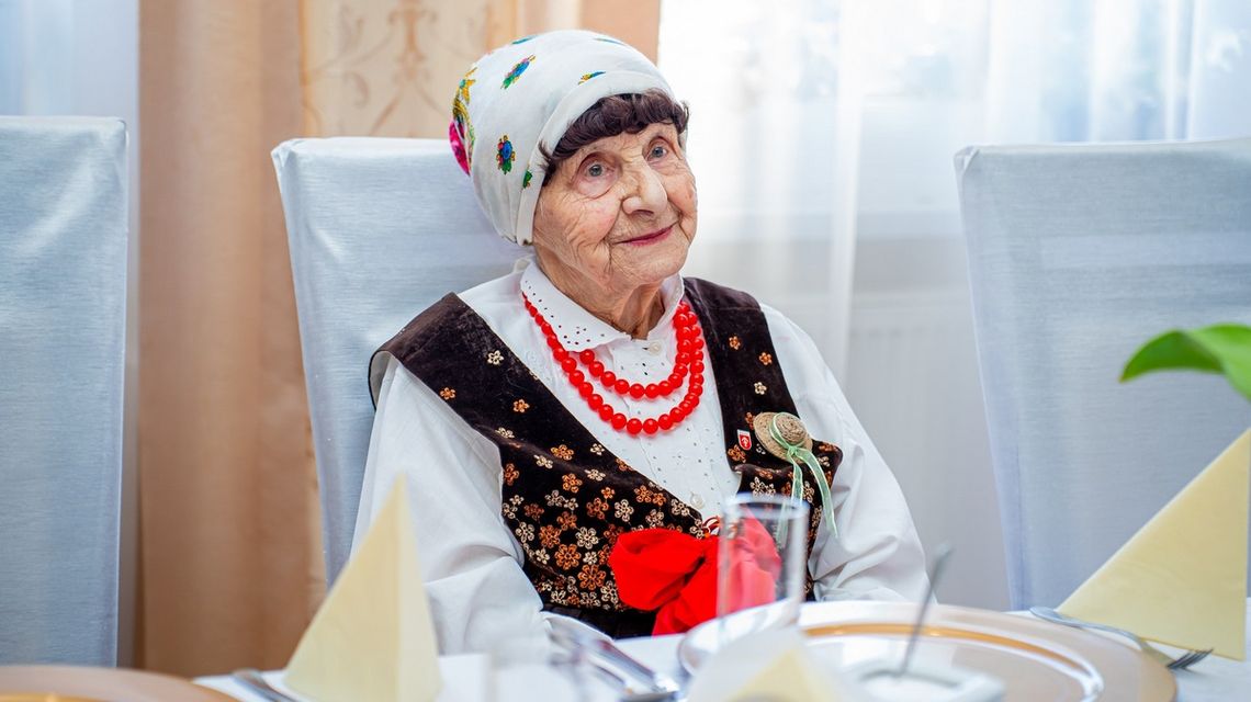 zdjęcie przedstawia starszą kobietę w chustce