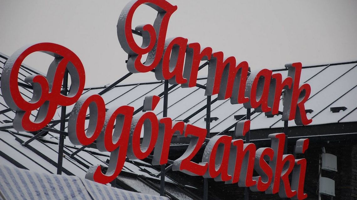 Zabrałeś plecak z fotela z pasażu Jarmarku Pogórzańskiego? Oddaj go. W środku są ważne dokumenty czerwony neon jarmarku pogórzańskiego w gorlicach