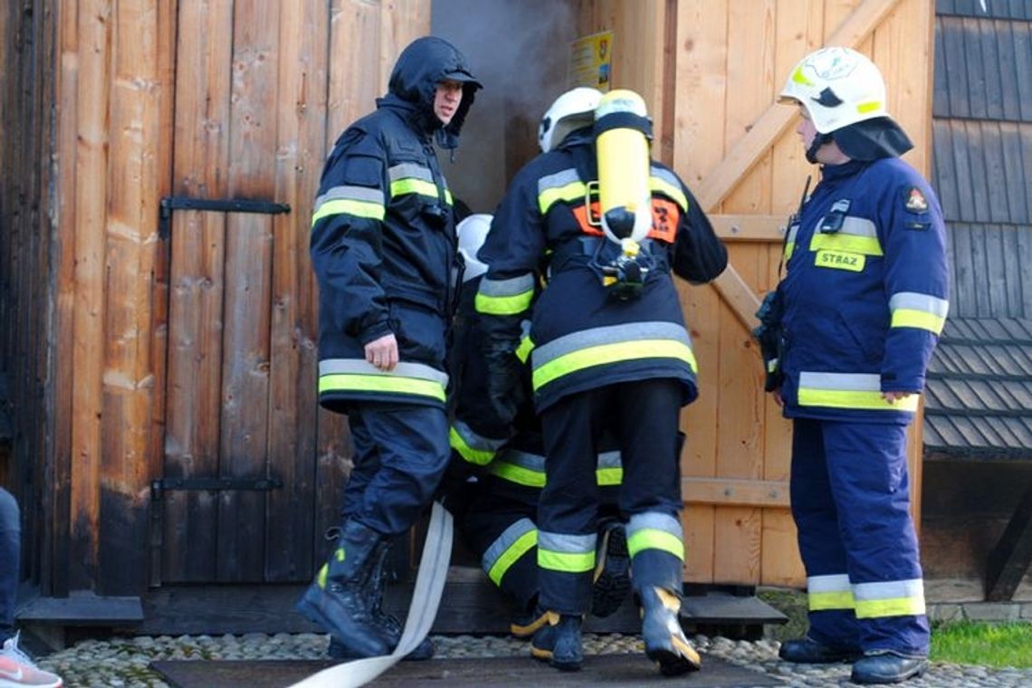 Zabytkowy, zadymiony kościół a przy nim 70 strażaków