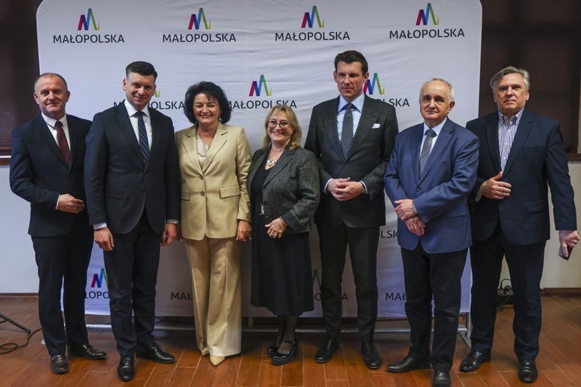 Zdjęcie przedstawia grupę ludzi