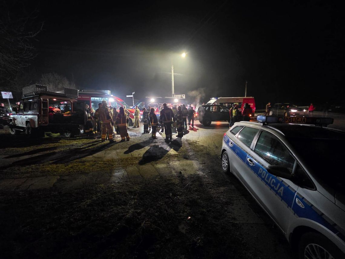 zdjęcie przedstawia dziewczynkę stojącą w pokoju