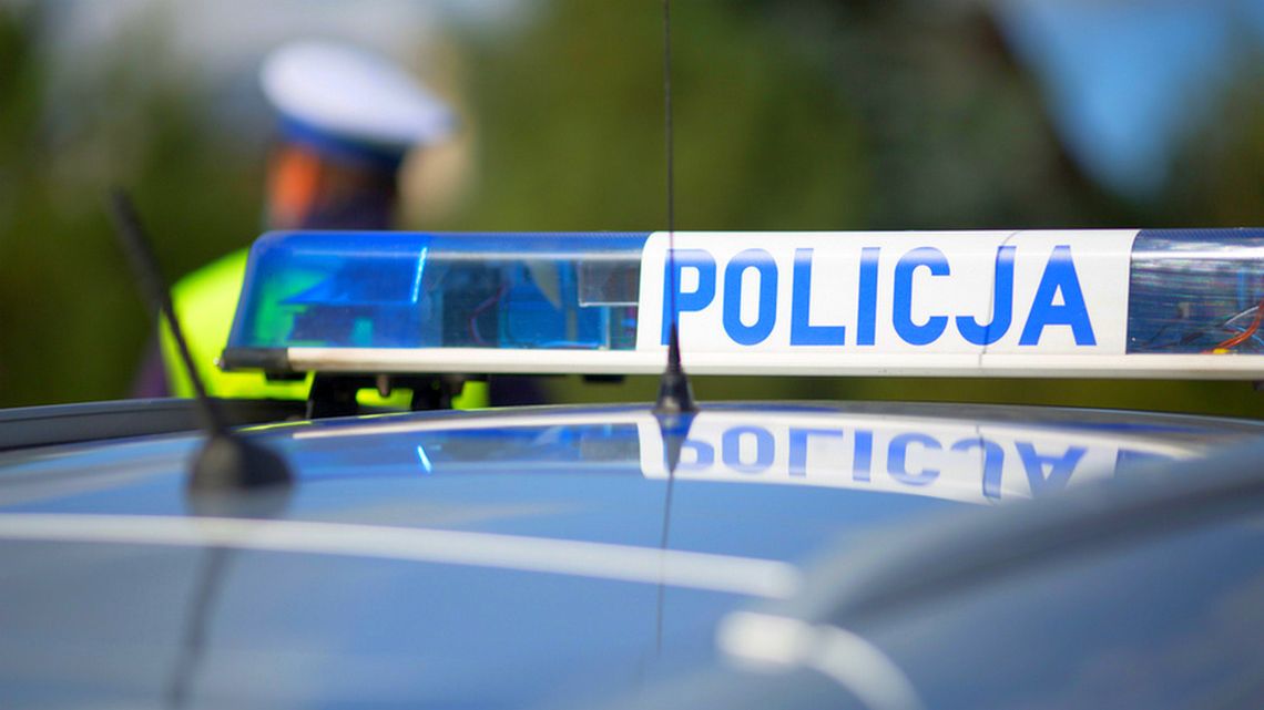 Zaginionego mężczyznę poszukiwało ponad 50 policjantów i strażaków zdjęcie przedstawia policyjny radiowóz
