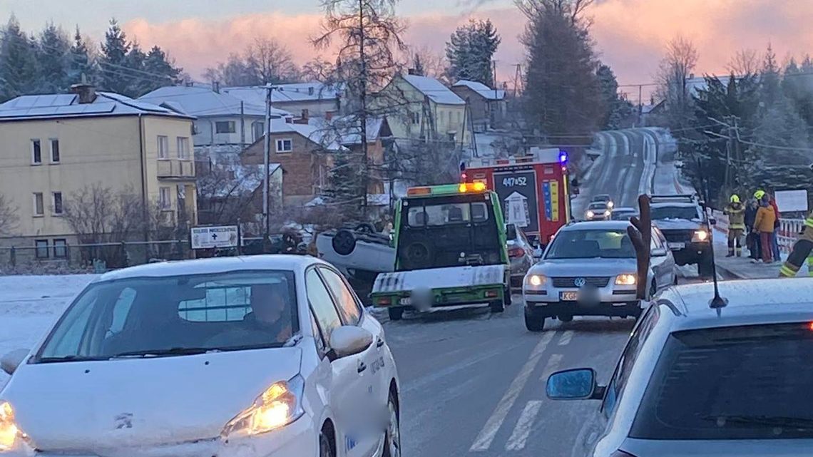 samochody przejeżdżające drogą