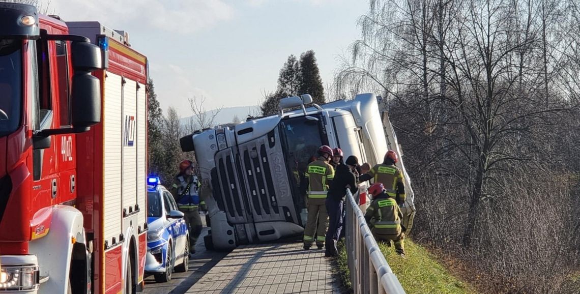 zdjęcie przedstawia wypadek samochodywy