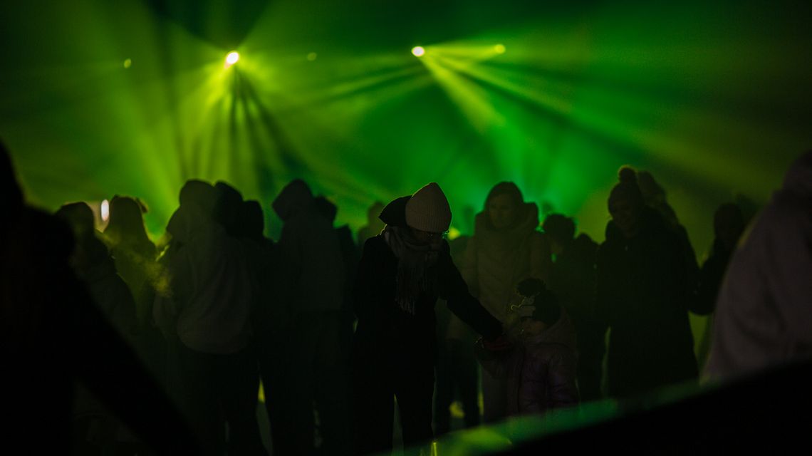 zdjęcie przedstawia osoby jeżdżące po lodowisku