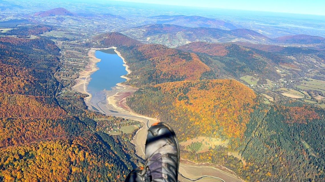 widok na zbiornik wodny z lotu motoparalotni