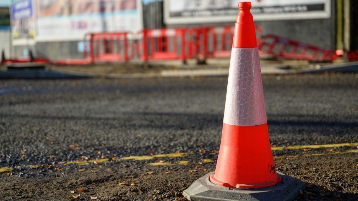 Zdjęcie przedstawia pachołek na drodze