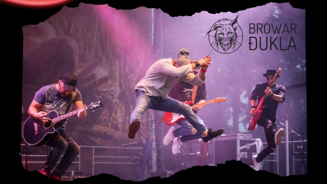 zdjęcie przedstawia zespół na scenie