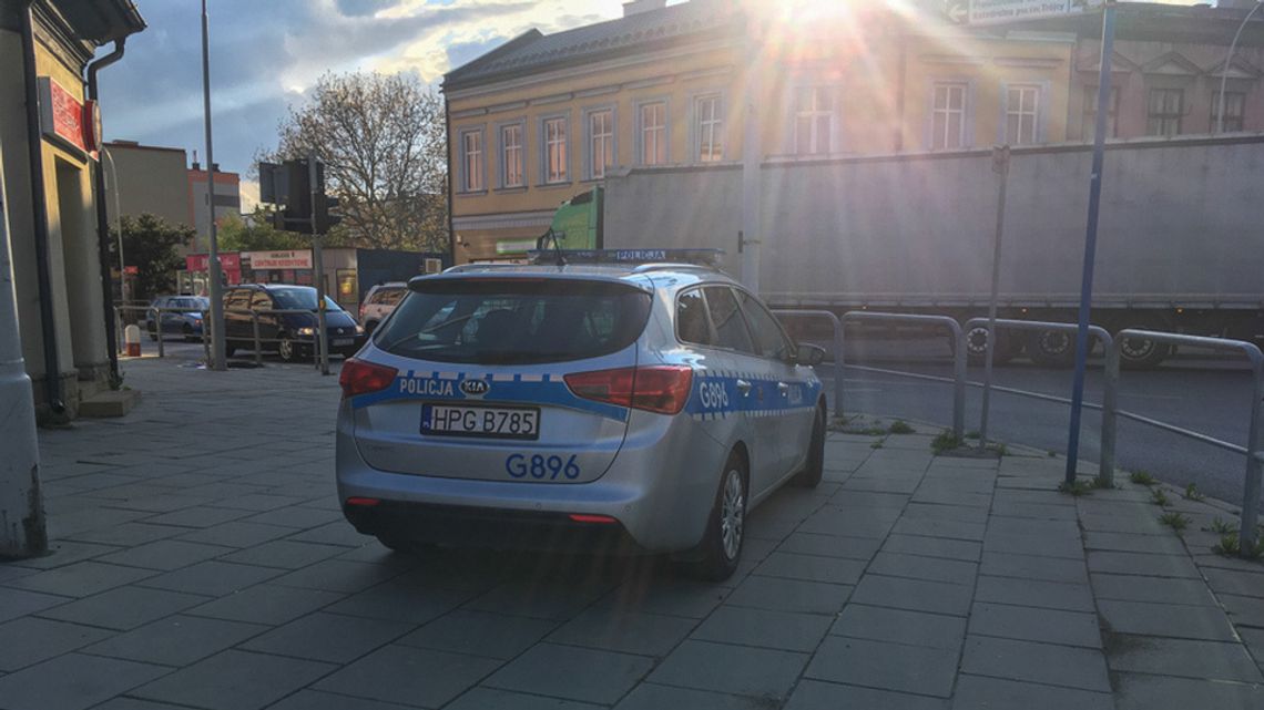 Zasnął w banku na podłodze. Zapłaci mandat