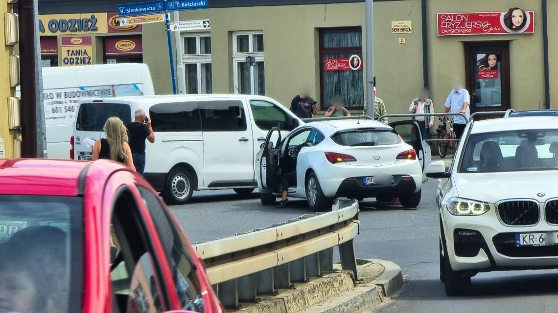 samochody stojące na środku skrzyżowania