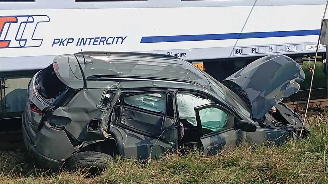 policjanci robią zdjęcia uszkodzonemu przodowi pociągu