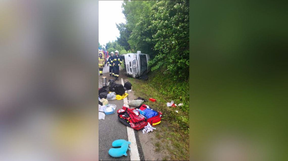 zdjęcie przedstawia busa w rowie